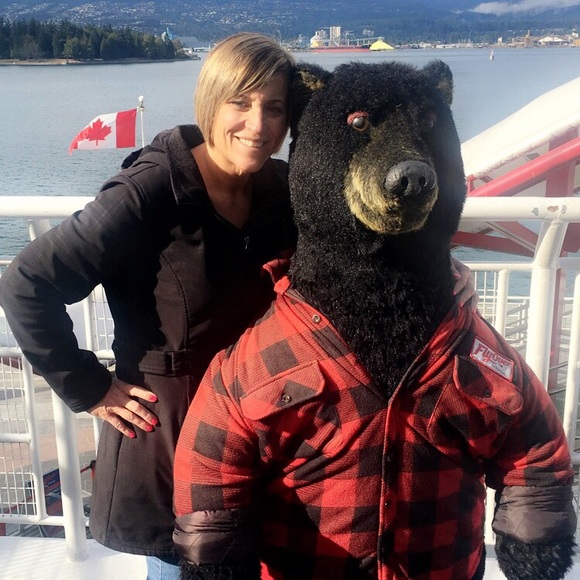 Meet  Your Posher Lori L - Picture 4 of 4